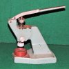 



Diese originale Handpresse kam früher in der Ruhlaer Schachuhrenproduktion zum Einsatz



