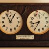 Mechanische Schachuhr, um 1930
Hersteller Ernst Lauprecht Berlin, Friedrichstraße 238
Vorbesitzer 2008 Konrad Reiß nach aufwendigen Restaurierungsarbeiten - 1975 aus dem Besitz des Bitterfelder Schachvereins, „Ehrenpreis des Saaleschachbundes“.